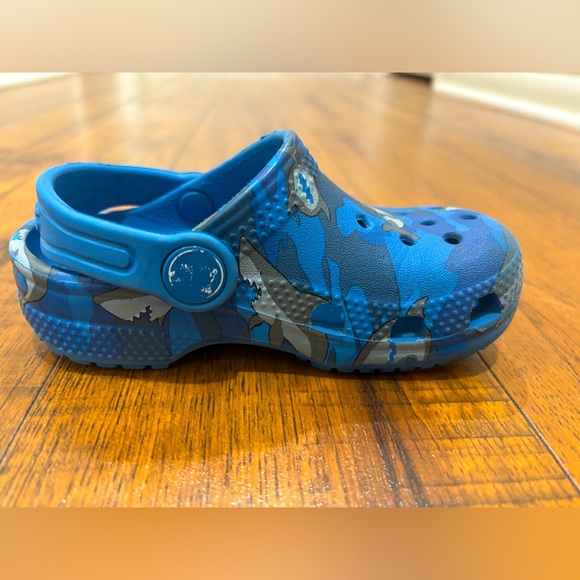 Crocs Classic Clogs Ocean Blue Shark Camouflage Size C7 Toddler Boy - Picture 9 of 12